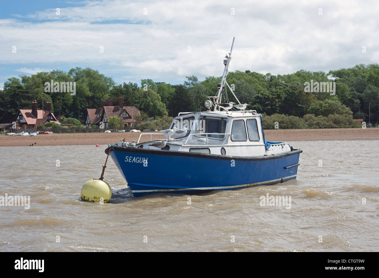Piccola imbarcazione al posto barca sul fiume Deben Bawdsey Ferry Suffolk REGNO UNITO Foto Stock