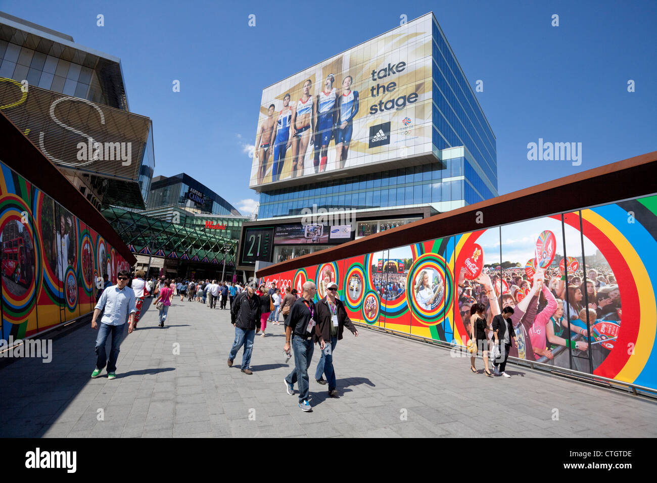 Westfield Stratford City Shopping Centre e passerella, visualizzazione colorata Giochi Olimpici annuncio, Stratford, London, E20, Inghilterra, Regno Unito. Foto Stock