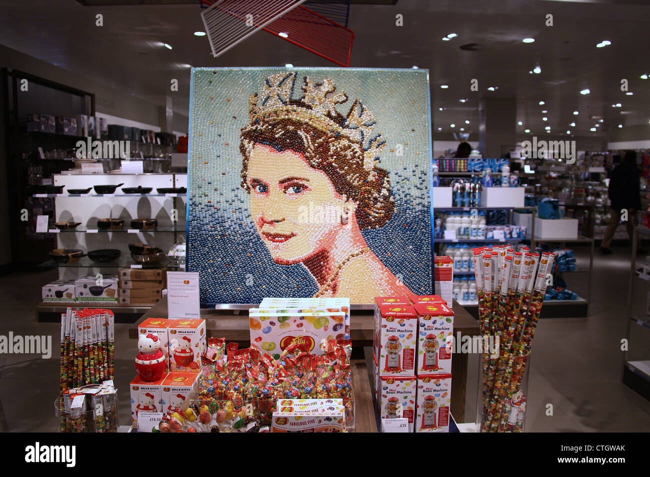 Un ritratto della regina fatto interamente di Jelly Beans sul display in John Lewis Foto Stock
