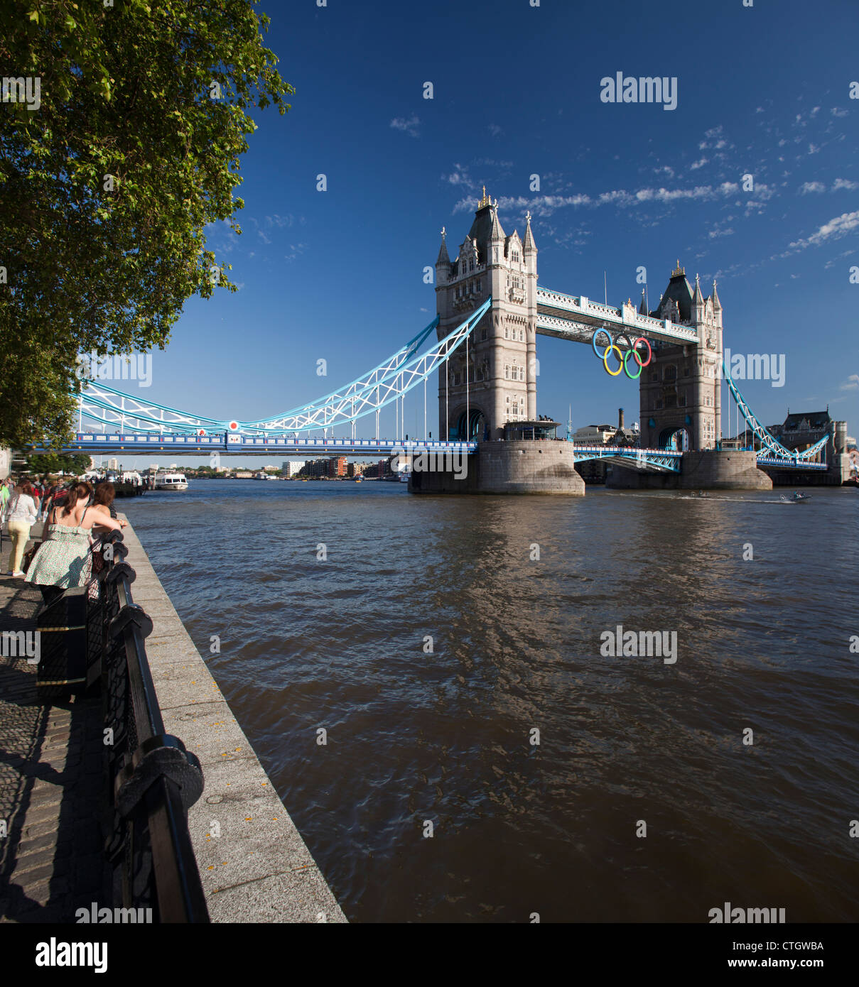 Il Tower Bridge con anelli olimpici, Londra 2012, Regno Unito Foto Stock