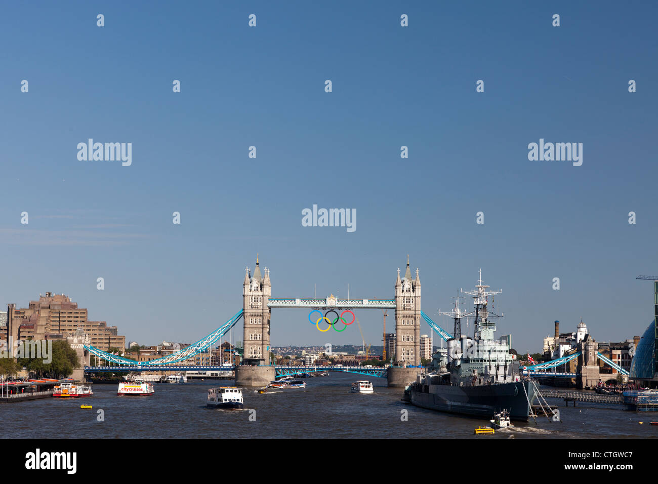 Il Tower Bridge con anelli olimpici, Londra 2012, Regno Unito Foto Stock