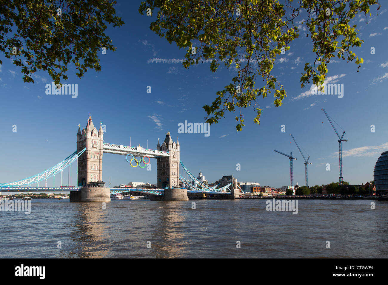 Il Tower Bridge con anelli olimpici, Londra 2012, Regno Unito Foto Stock