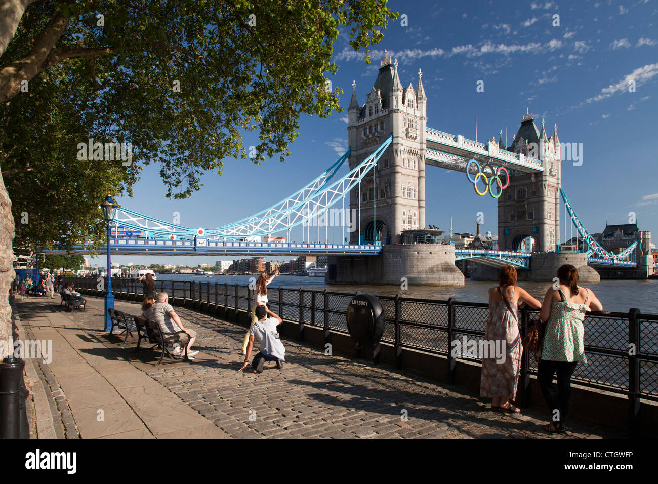 Il Tower Bridge con anelli olimpici, Londra 2012, Regno Unito Foto Stock