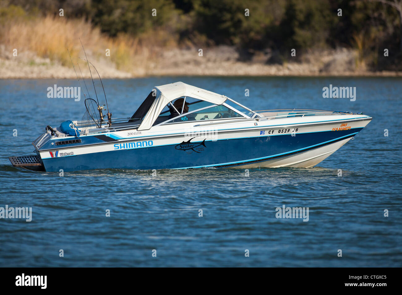 Pescatore in una barca traina per la trota lago Cachuma, Santa Ynez Valley, California, Stati Uniti d'America Foto Stock