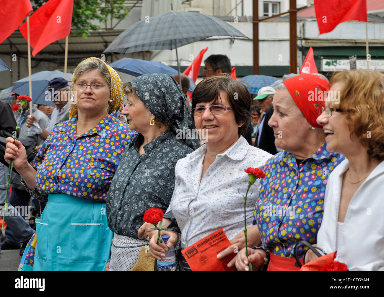 Le donne portoghesi azienda garofani. 1 maggio - Giorno della festa dei lavoratori manifestazione di Lisbona, Portogallo Foto Stock
