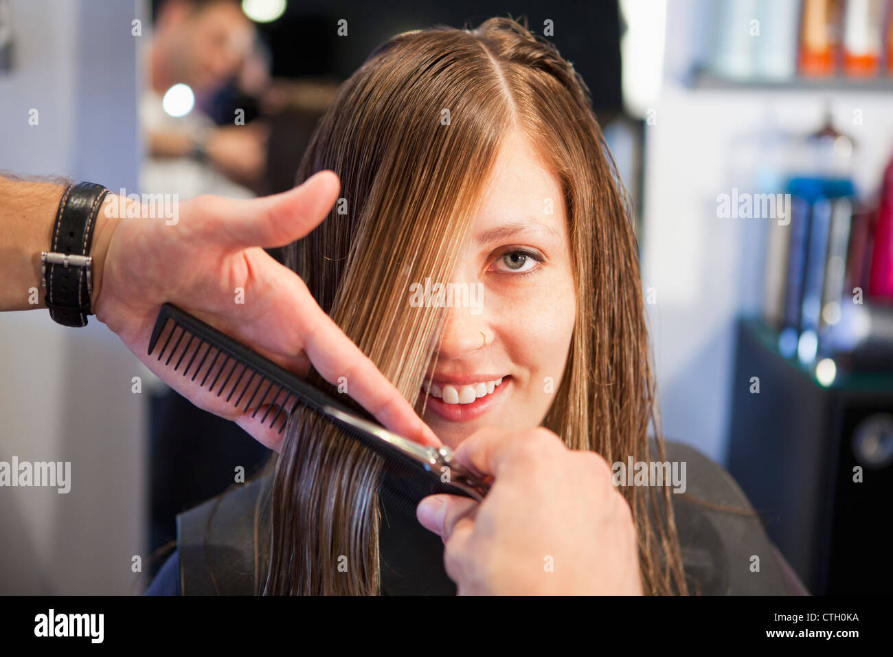 Donna con taglio di capelli in salone Foto Stock