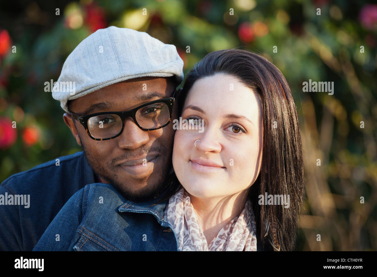 Coppia sorridente in piedi all'aperto Foto Stock