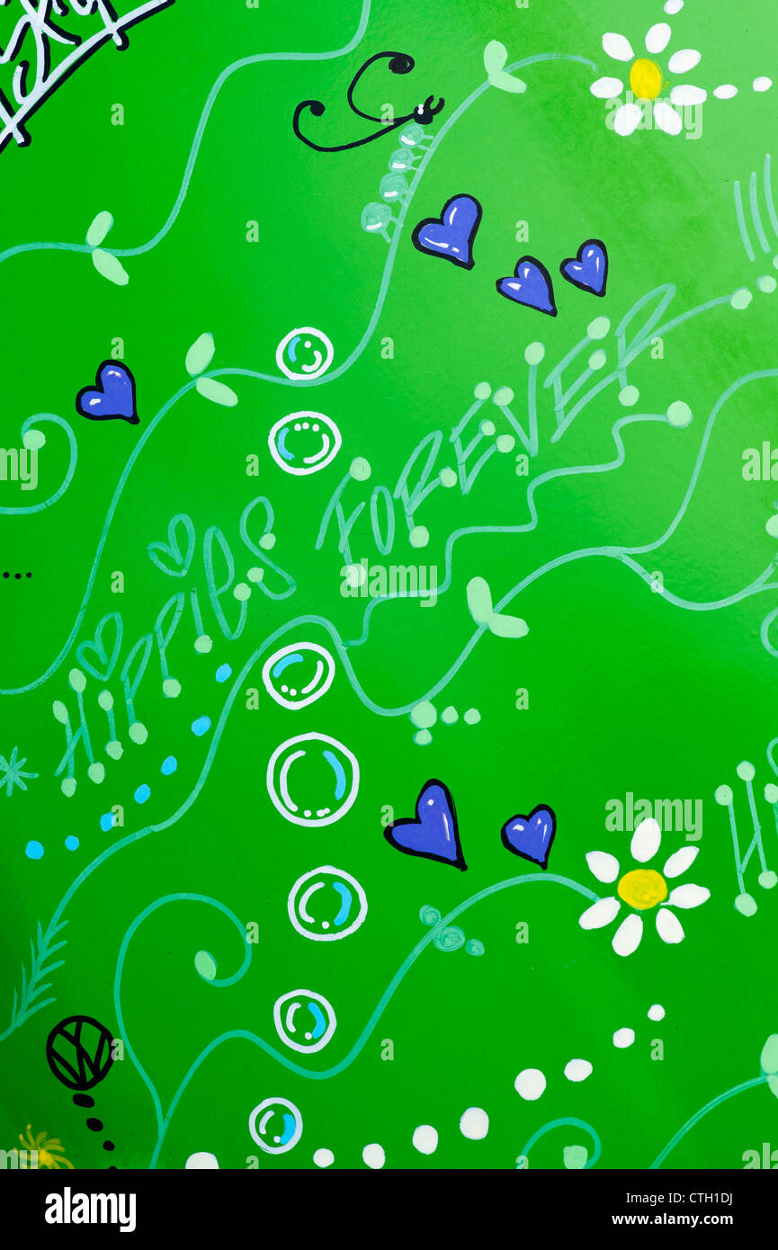 VW Volkswagen camper van dipinto di hippies forever style Foto Stock