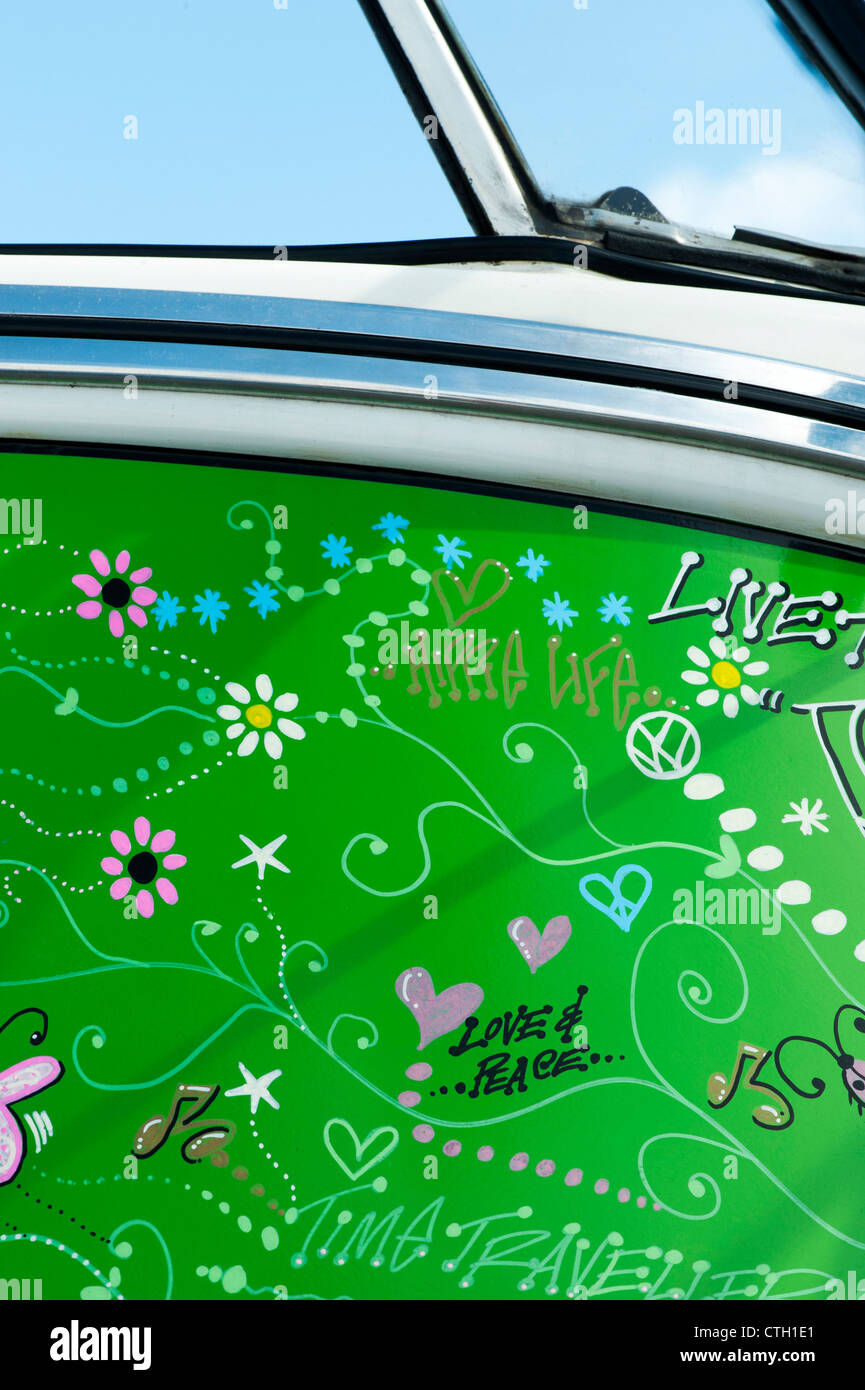 VW Volkswagen camper van dipinta porta hippie abstract Foto Stock