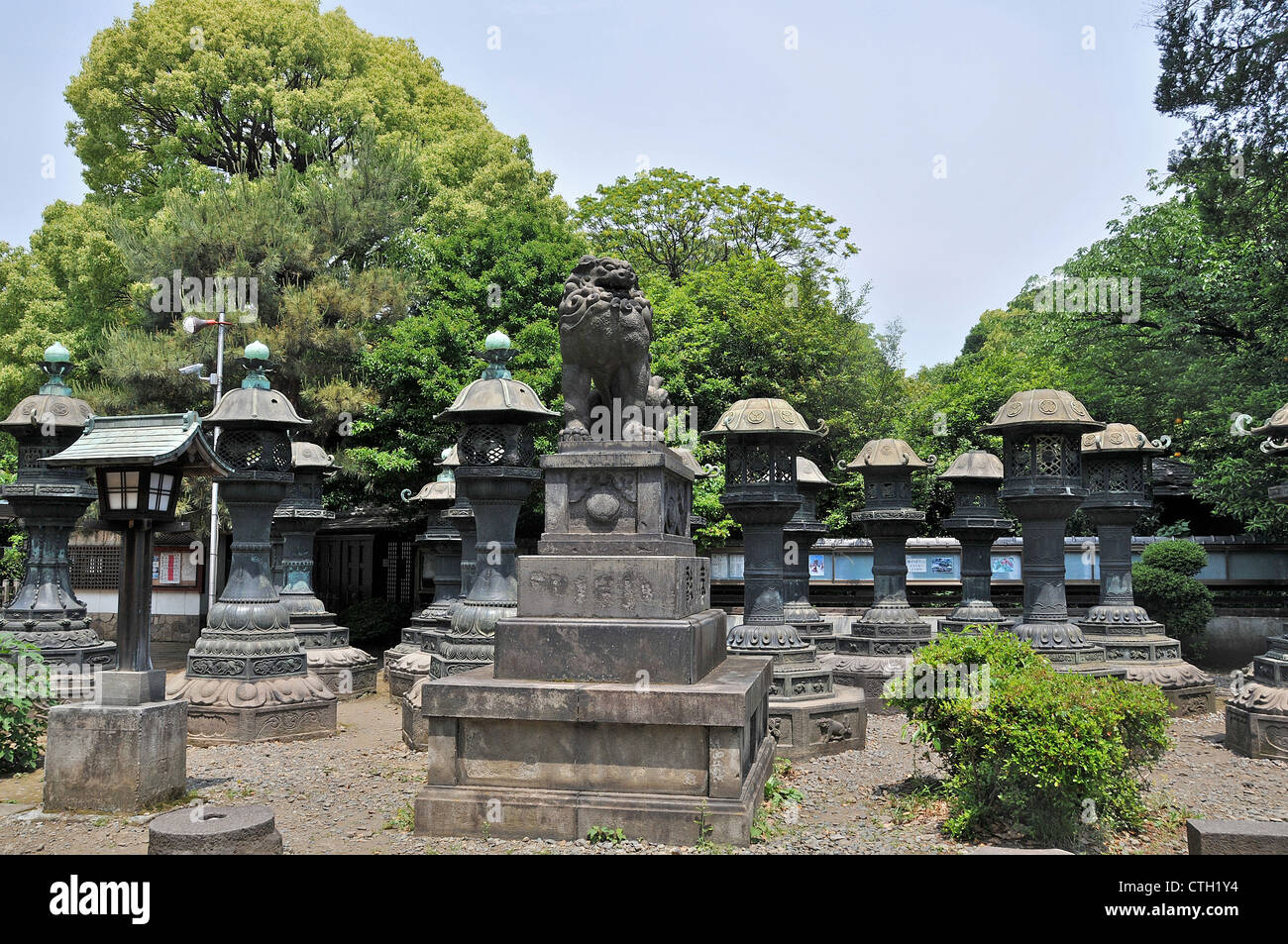Lanterne di rame al Santuario Toshogu in Ueno Tokyo Giappone Asia meridionale Foto Stock