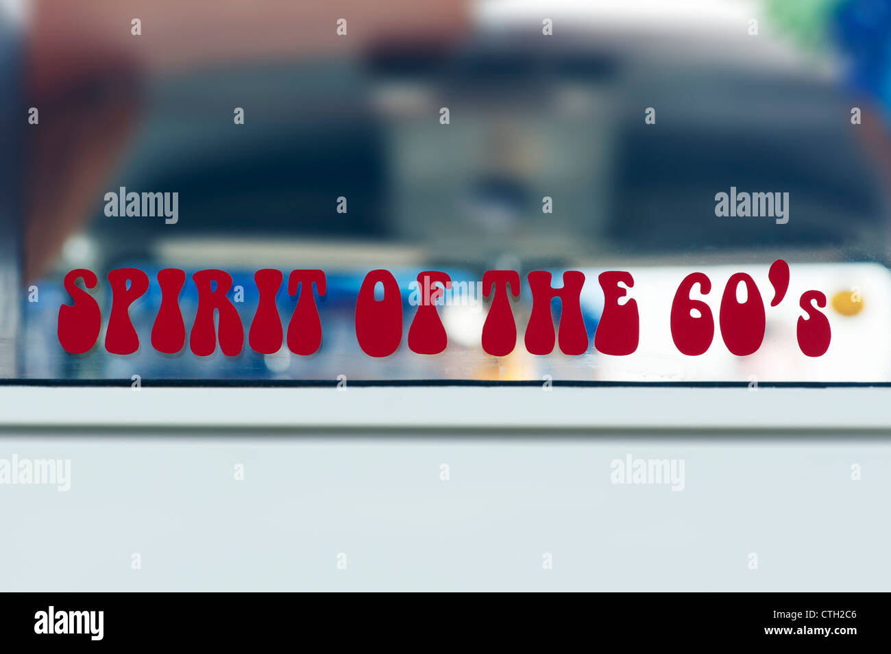 Lo spirito degli anni sessanta vetrofania in una VW Volkswagen camper van Foto Stock