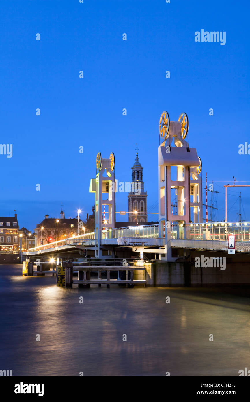 I Paesi Bassi, Kampen, Skyline all'alba. Ponte sul Fiume Ijssel. L'acqua alta. Foto Stock