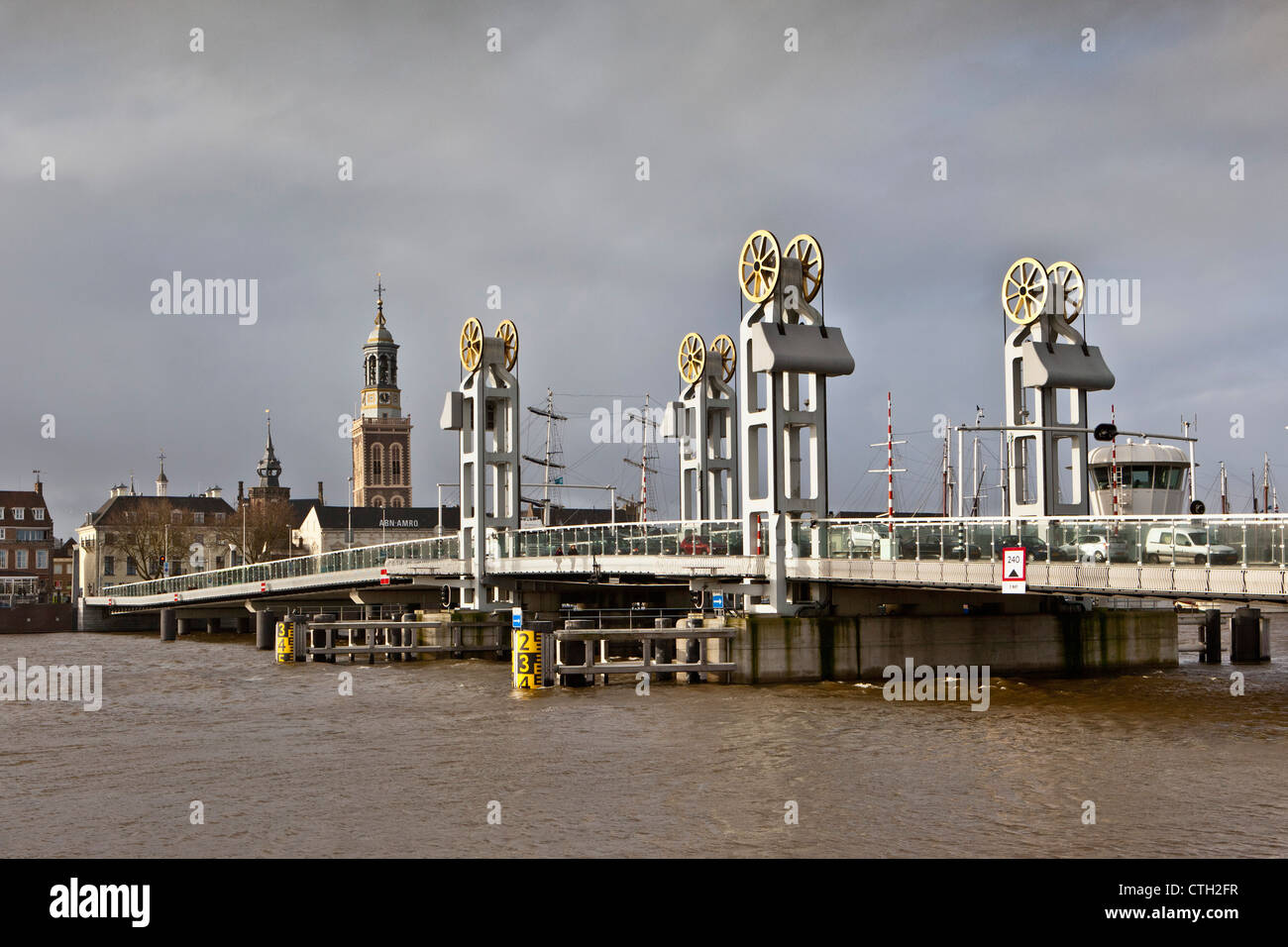 I Paesi Bassi, Kampen, Skyline. Ponte sul Fiume Ijssel. L'acqua alta. Foto Stock