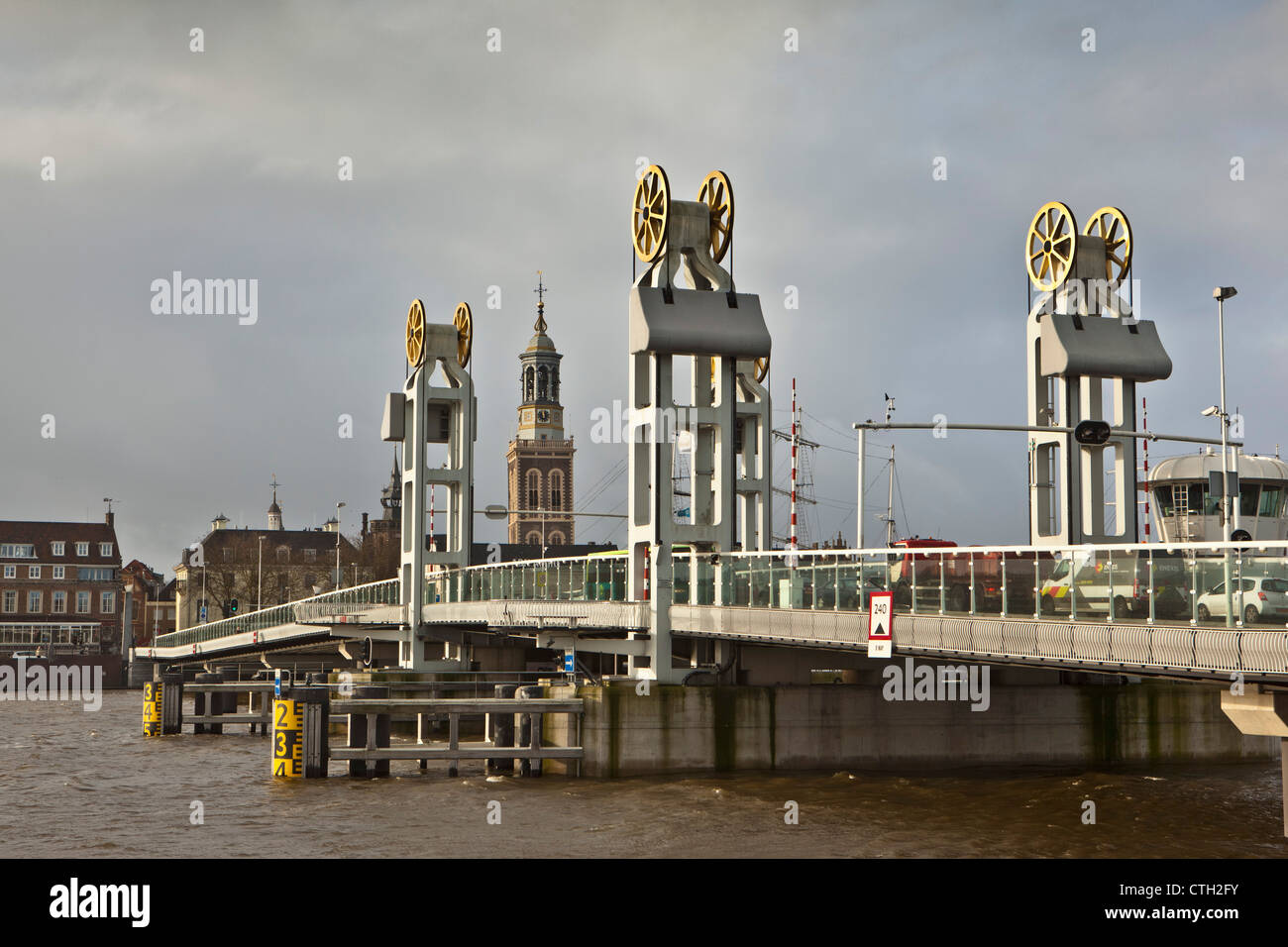 I Paesi Bassi, Kampen, Skyline. Ponte sul Fiume Ijssel. L'acqua alta. Foto Stock
