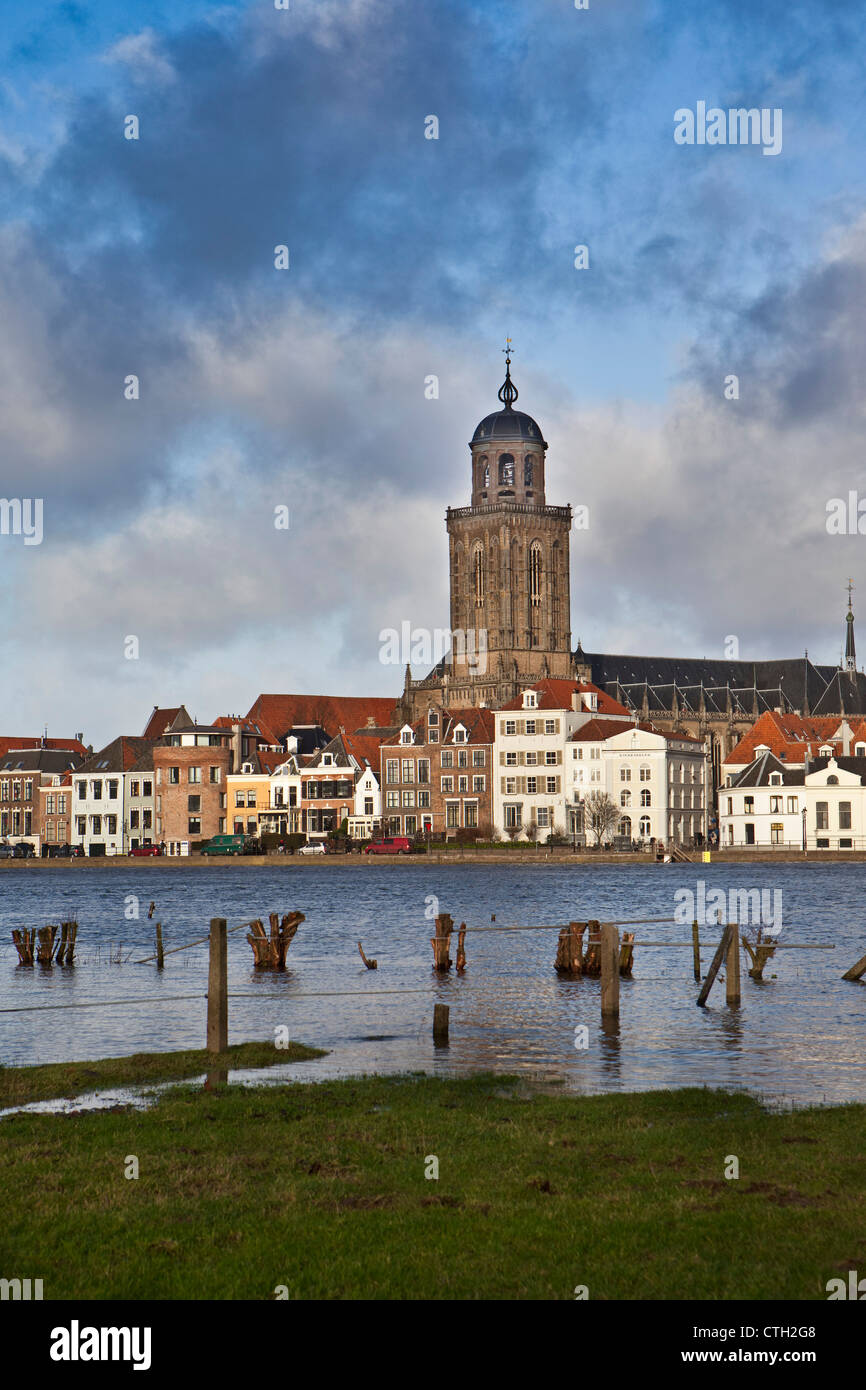 I Paesi Bassi, Deventer, Skyline. Fiume Ijssel. L'acqua alta. Foto Stock