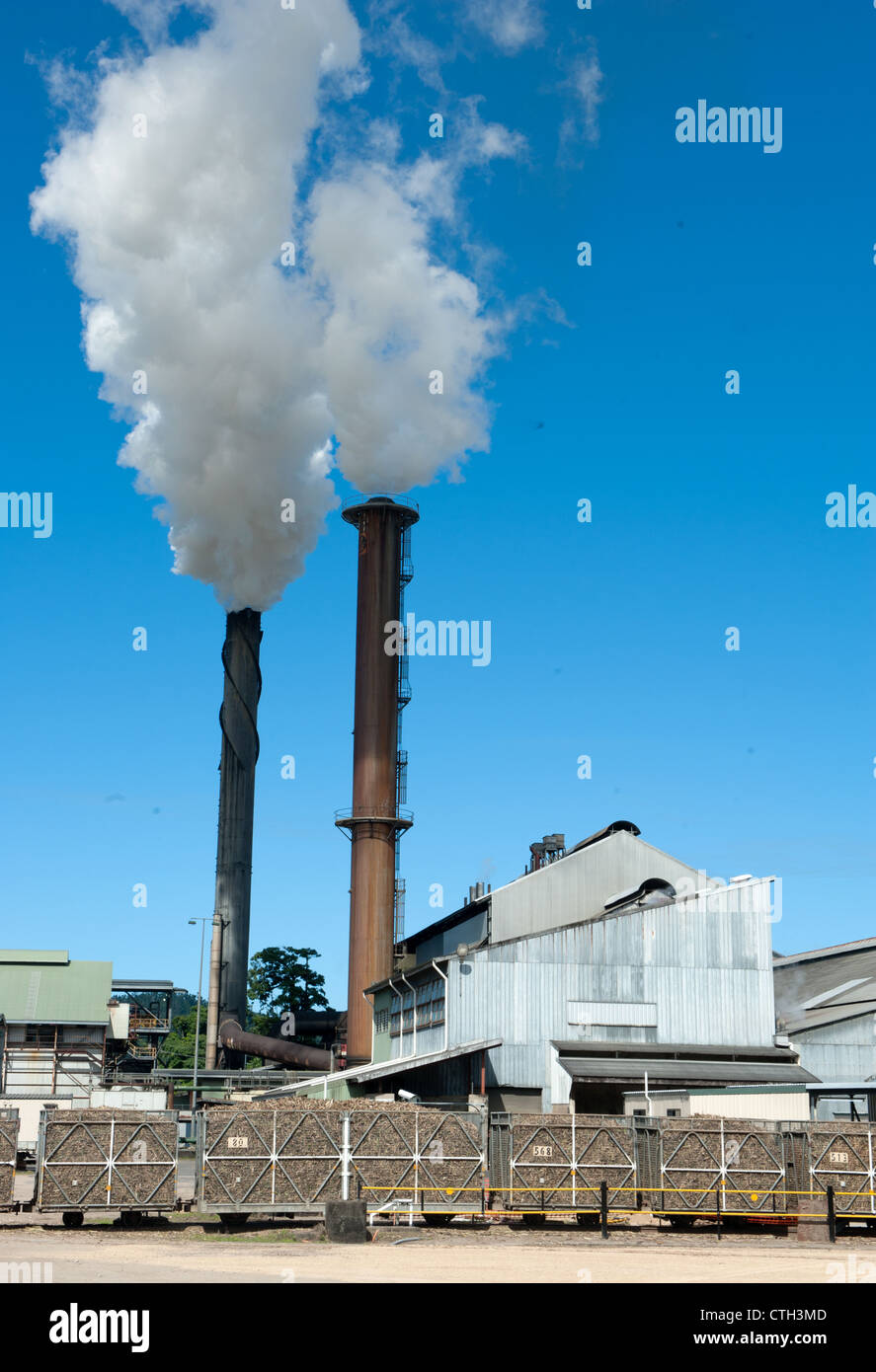 Tully mulino per lo zucchero la frantumazione di zucchero di canna consegnata dalla canna da zucchero treni sulla rotaia a Tully, Queensland, Australia Foto Stock