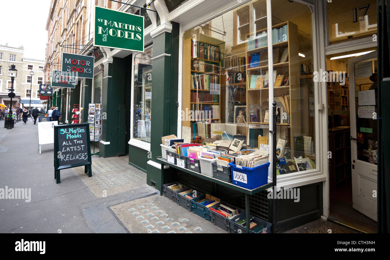 Fila di negozi di libri, Cecil Court Trader's Association di Londra, Inghilterra, Regno Unito Foto Stock