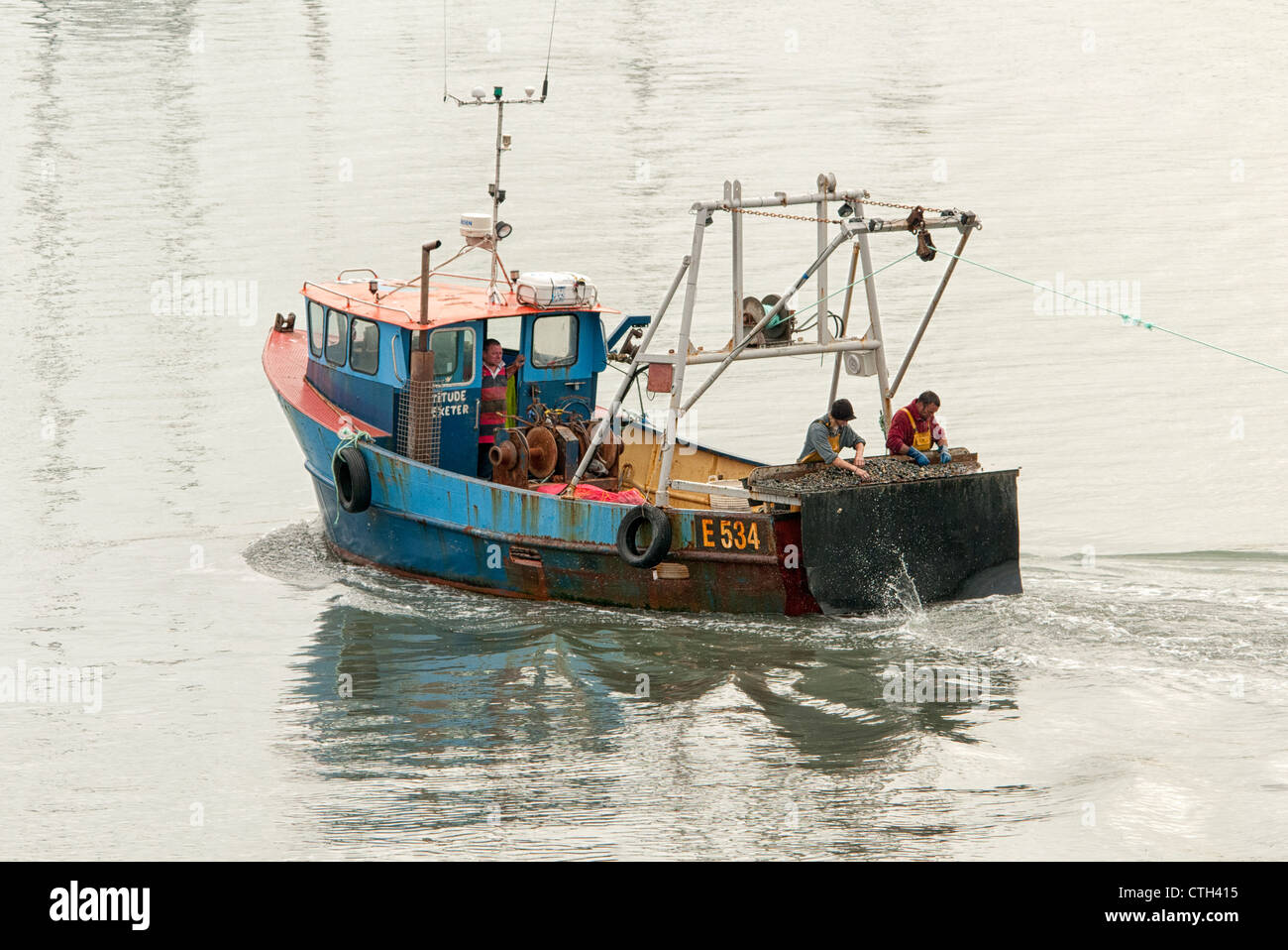 Barca da pesca a strascico in acque tranquille Foto Stock