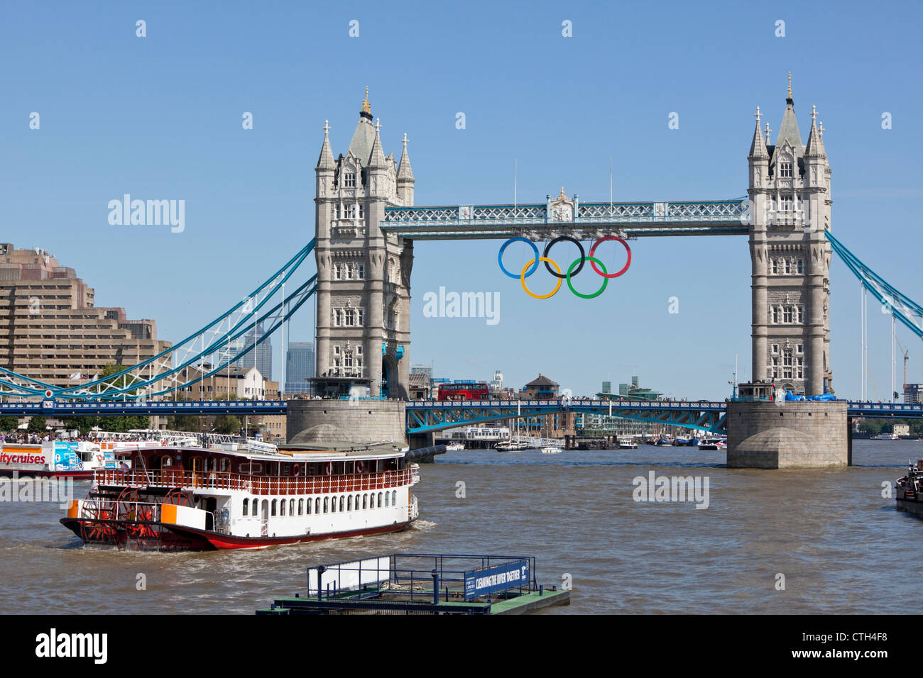 Tower Bridge e Olympic Rings, Londra, Inghilterra, Regno Unito. Foto Stock