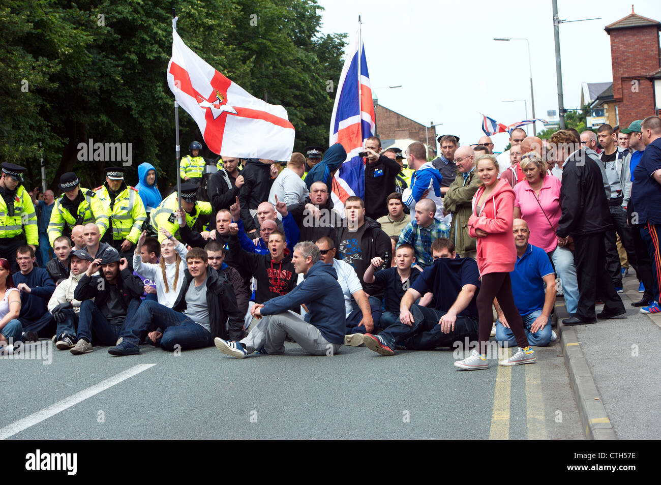 Estrema destra manifestanti stadio a sedersi di protesta in Park Road. James Larkin società di Liverpool marzo, Sabato 21 Luglio 2012 Foto Stock