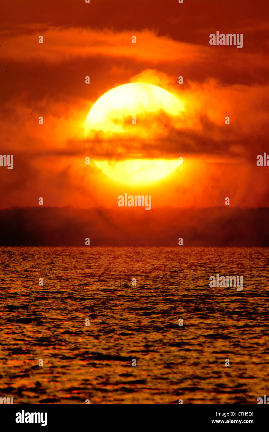 Grande, enorme,massiccio,enorme,oltre,mare, tramonto, Il Solent, cappone, Cowes, Isola di Wight. Inghilterra, Regno Unito, Foto Stock