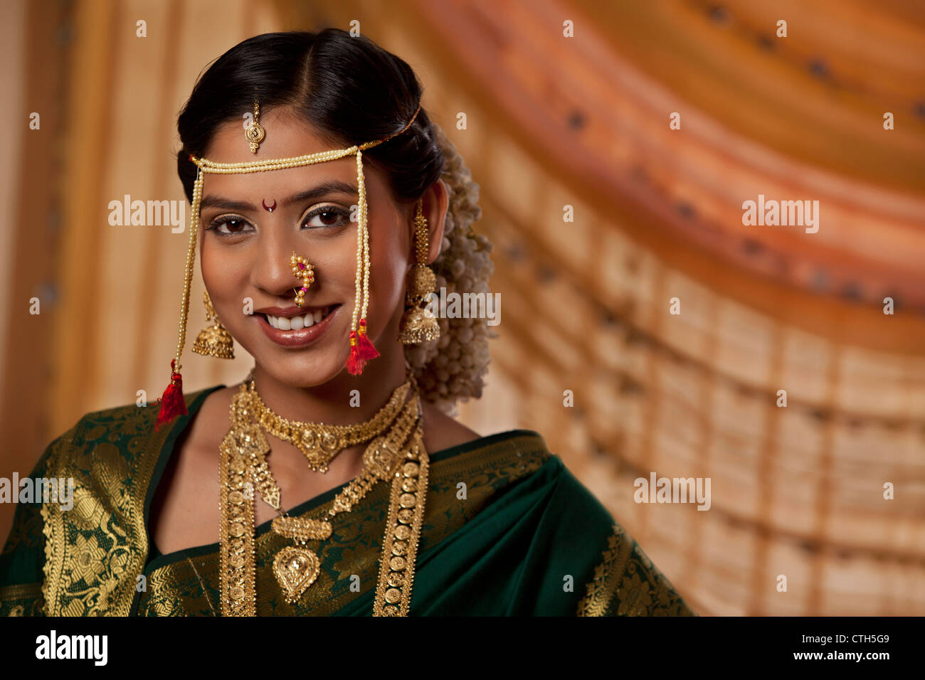 Ritratto di giovane sposa vestito in Marathi style Foto Stock