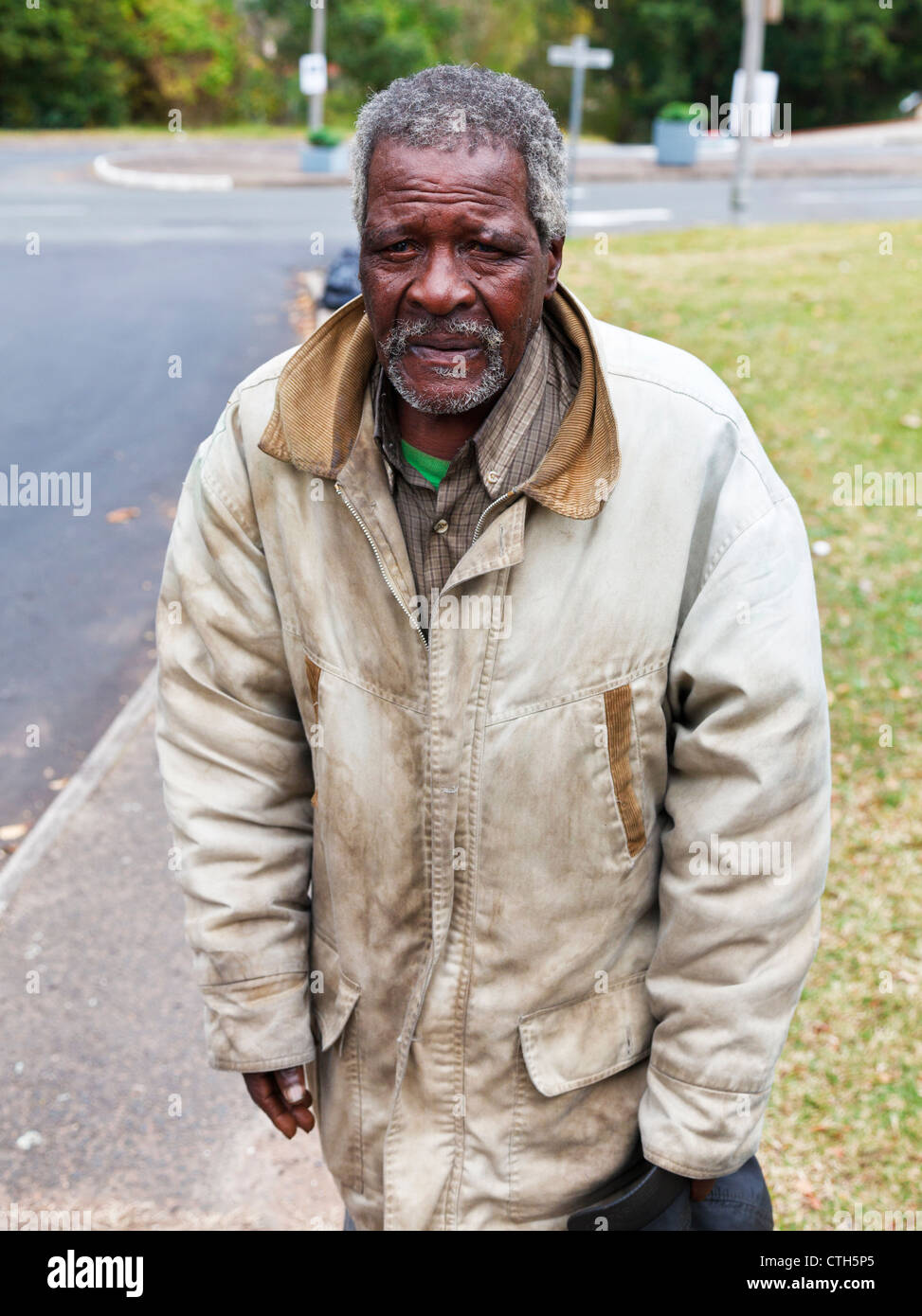 La sorte dei poveri in Africa come questo uomo africano è costretto a vivere per le strade di una città in Sud Africa. Foto Stock