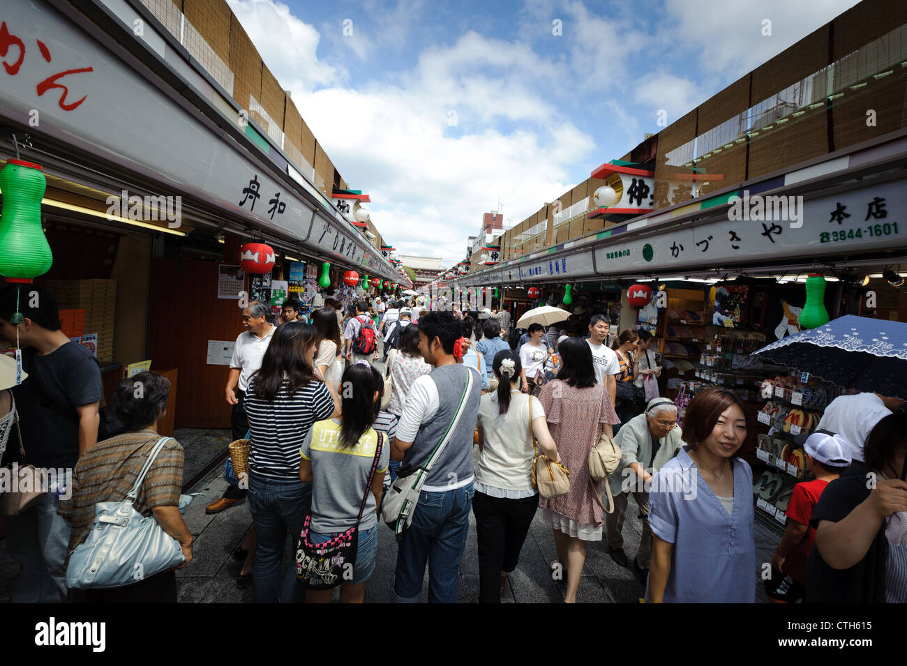 La folla di persone a piedi attraverso negozi nel porticato che conduce fino al tempio di Sensoji, Asakusa, Tokyo, Giappone Foto Stock