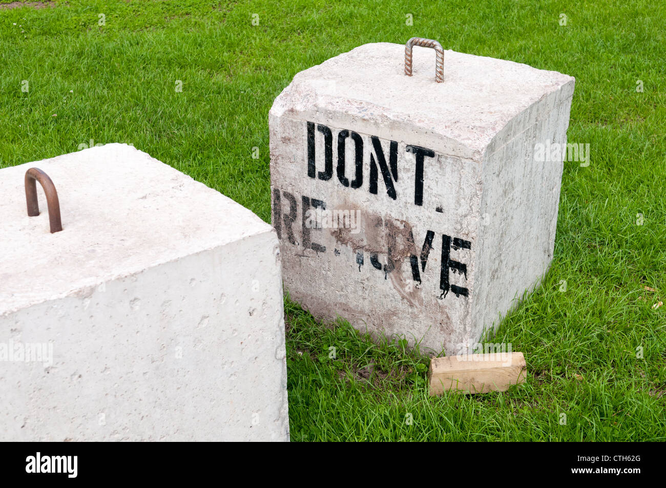 Non rimuovere il segno su un blocco di cemento Foto Stock