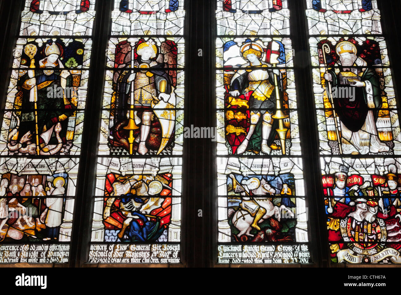 Inghilterra, Gloucestershire, Gloucester, Cattedrale di Gloucester, Vetrata raffigurante ex Vescovi e santi Foto Stock