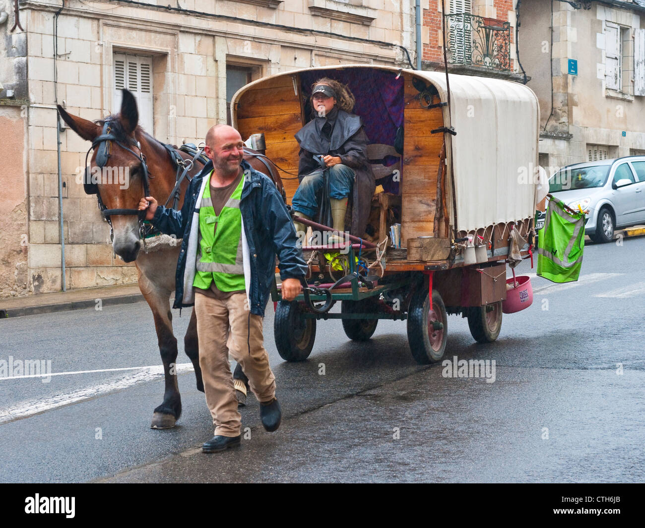 A cavallo il caravan in legno e dei viaggiatori - Francia. Foto Stock