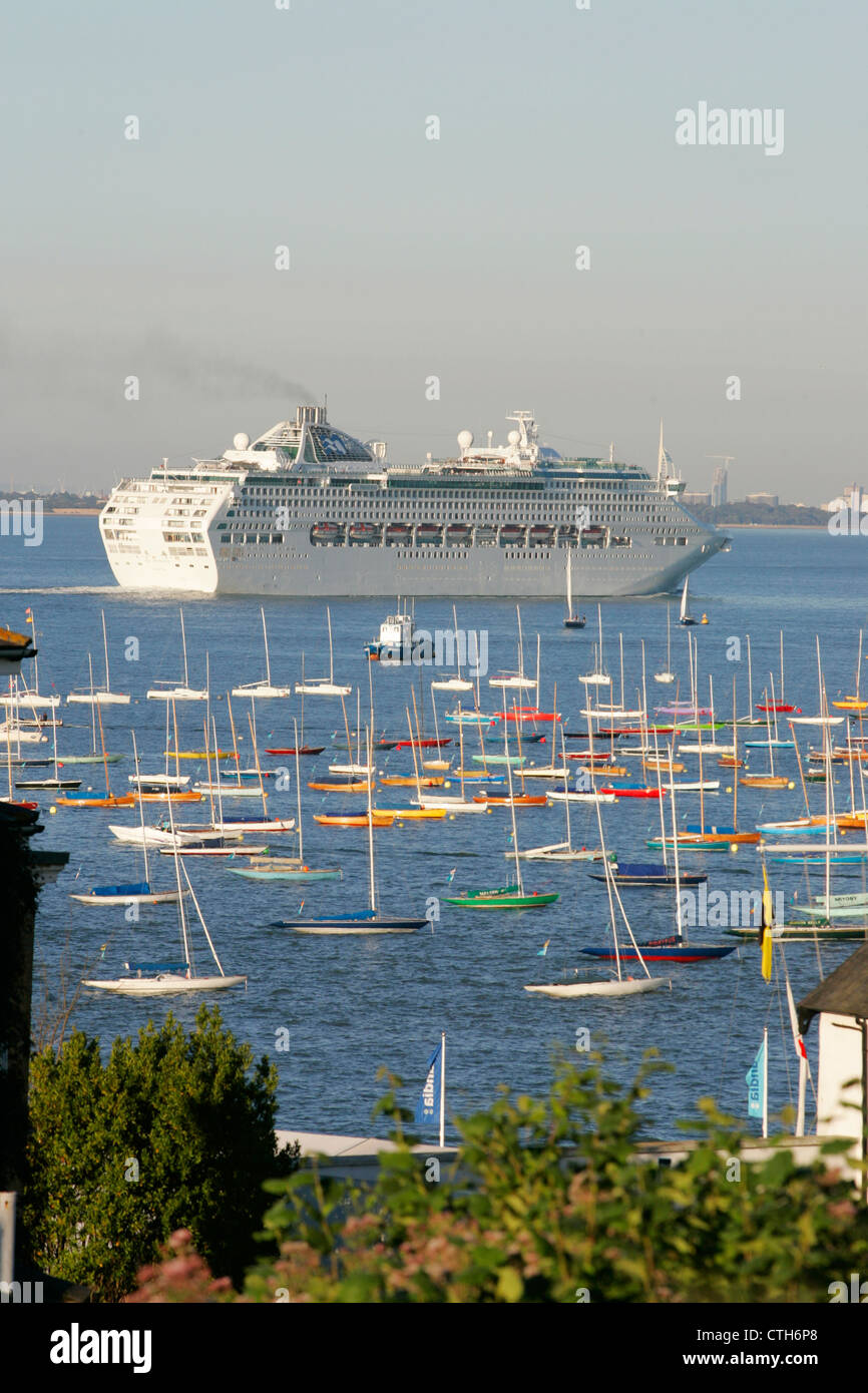 L'inquinamento, Il Solent, crociera, Yachts su ormeggi, Porto, Cowes Week, Isle of Wight, England, Regno Unito Foto Stock
