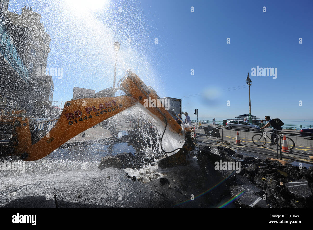 L'acqua scaturisce fuori della strada in corrispondenza del fondo di Preston Street a Brighton dopo un escavatore JCB è andato attraverso una tubazione di alimentazione di rete Foto Stock