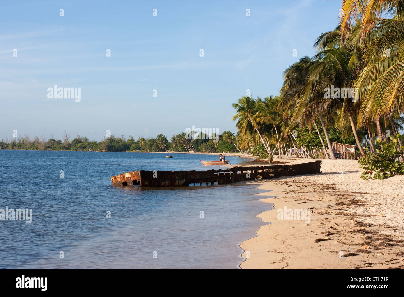 Playa larga spiaggia con sbarco americano nave relitto, Baia dei maiali, Matanzas, Cuba. Sito della American backed invasione del 1961. Foto Stock