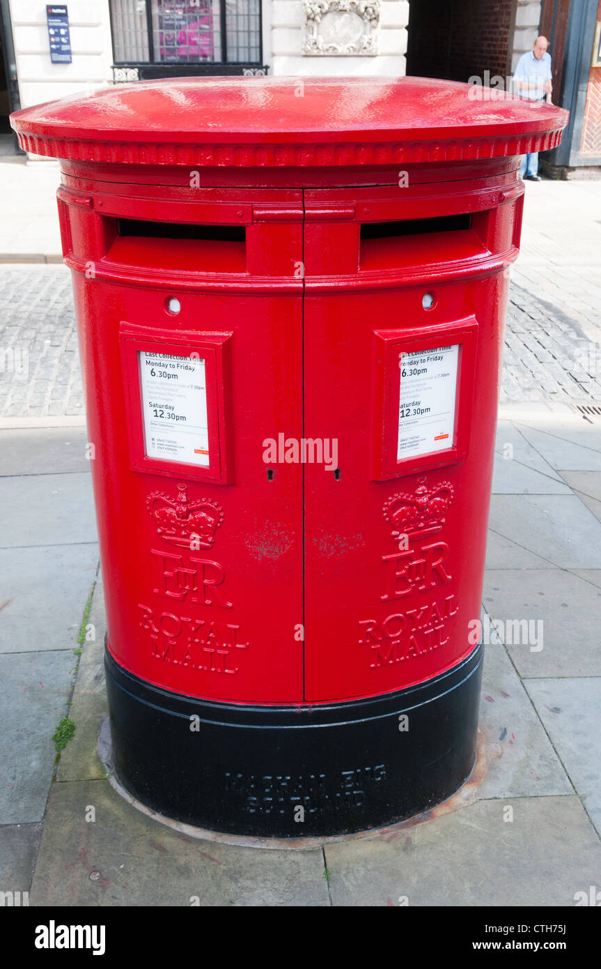 Un rosso a doppio foro letterbox, Shrewsbury, Shropshire, Inghilterra. Foto Stock