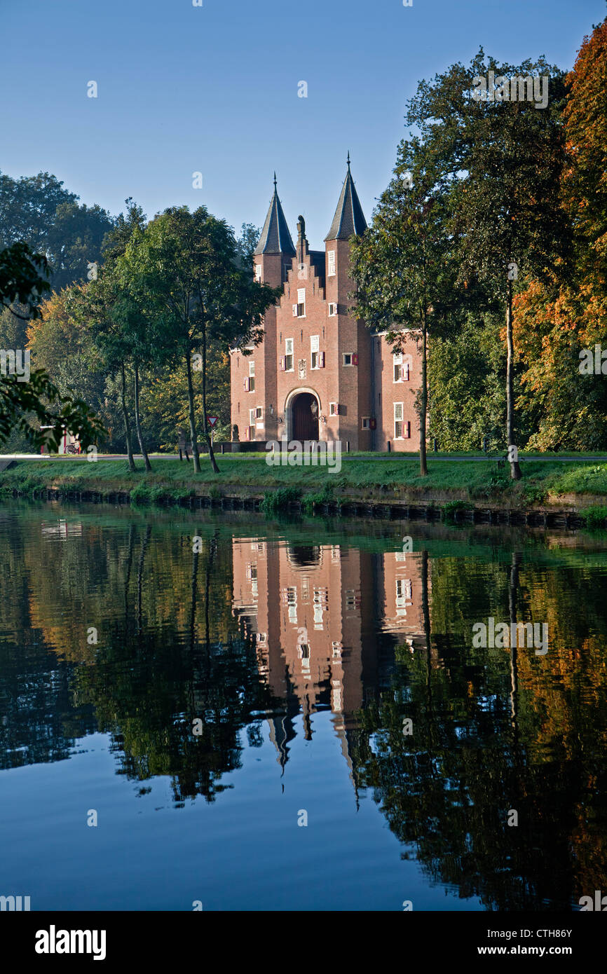 Paesi Bassi, Breukelen, Castello Nyenrode (in precedenza chiamato Nijenrode) lungo il fiume Vecht. Ubicazione di Nyenrode Business University. Foto Stock