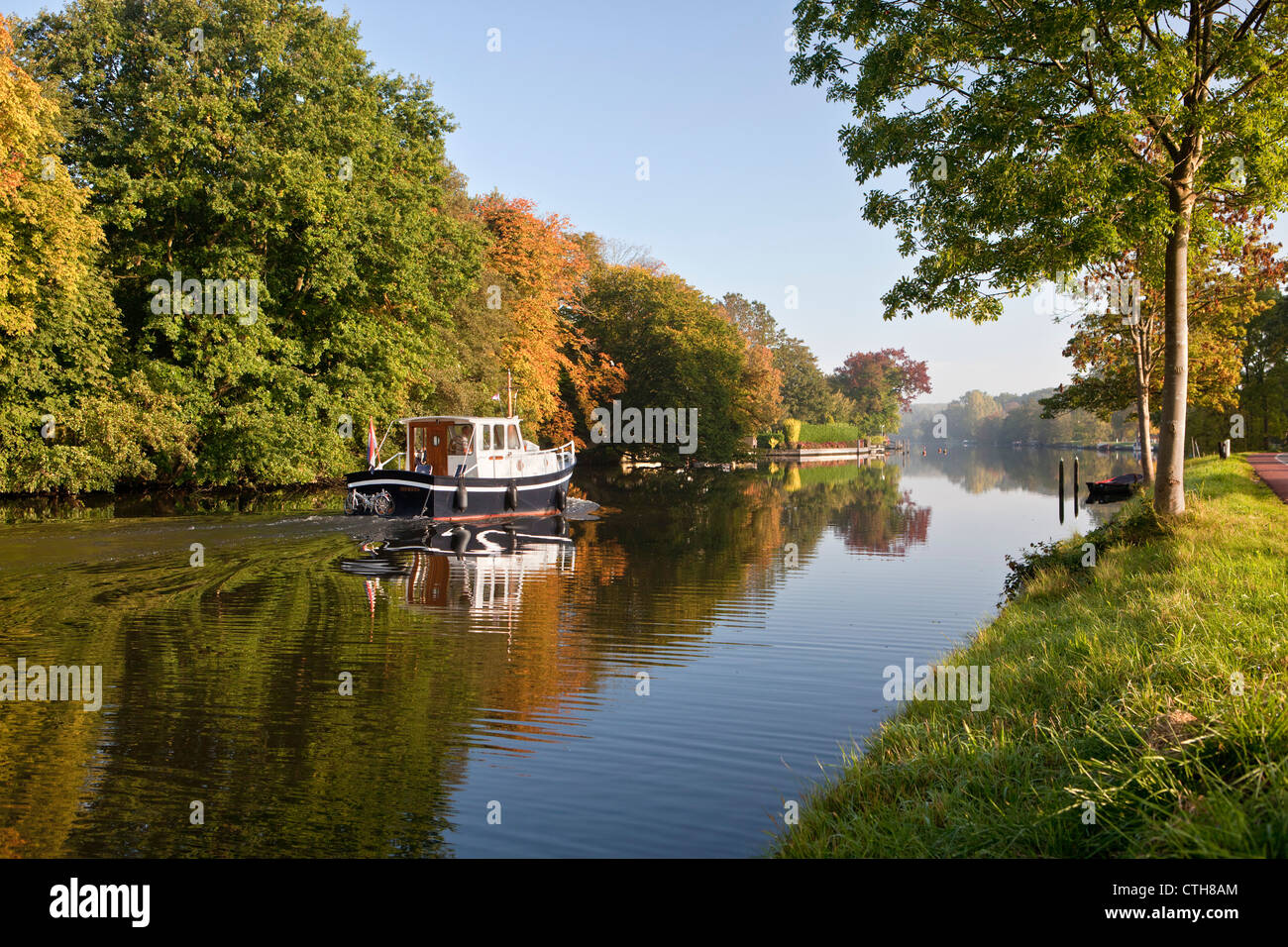 I Paesi Bassi, Breukelen, imbarcazioni da diporto sul fiume Vecht. Foto Stock
