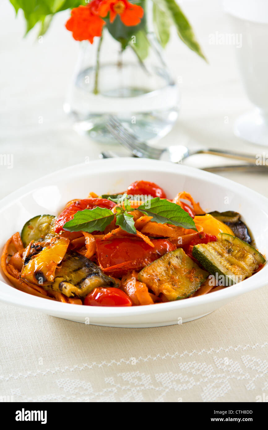 Fettuccine e verdure grigliate in salsa di pomodoro Foto Stock