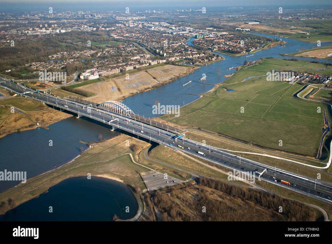 I Paesi Bassi, Vianen, ponte sull'autostrada A2. Antenna Foto Stock