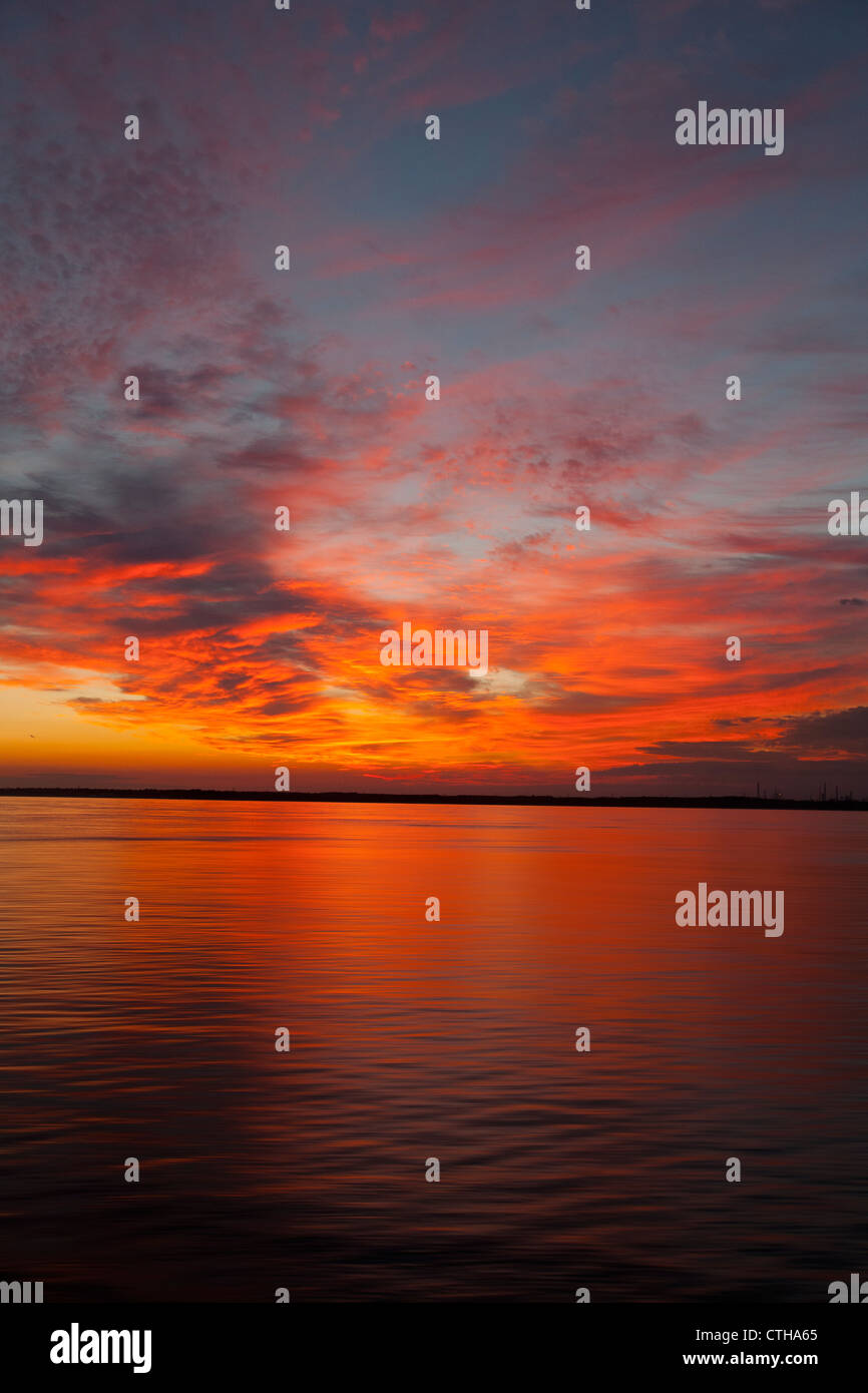 Regno Unito, Inghilterra, Isle of Wight, Cowes, Il Solent, Egitto Luce, Sunset Foto Stock