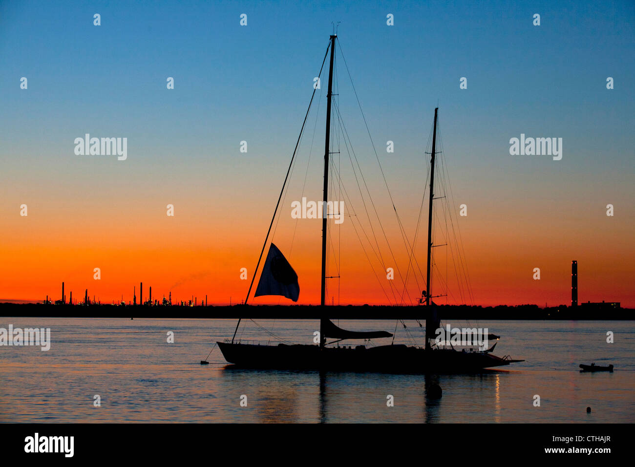 Super Yacht, Mari Cha, crepuscolo, ormeggiata del verde, Fawley raffineria di petrolio, Solent, Cowes, Isle of Wight, England, Regno Unito Foto Stock