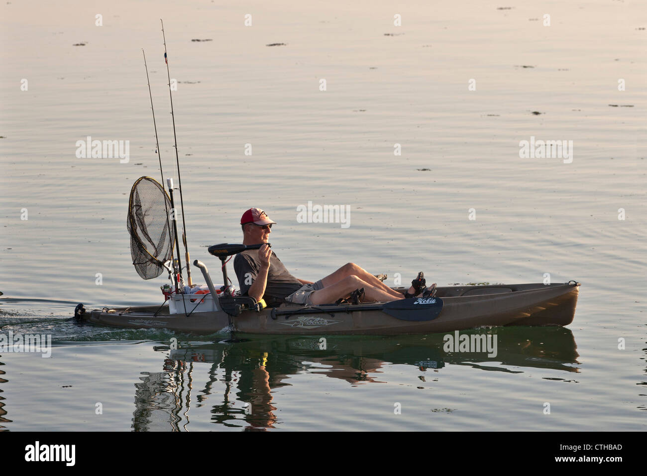 I Paesi Bassi, Zierikzee, pescatore in ciclo-kayak con motore elettrico. Foto Stock
