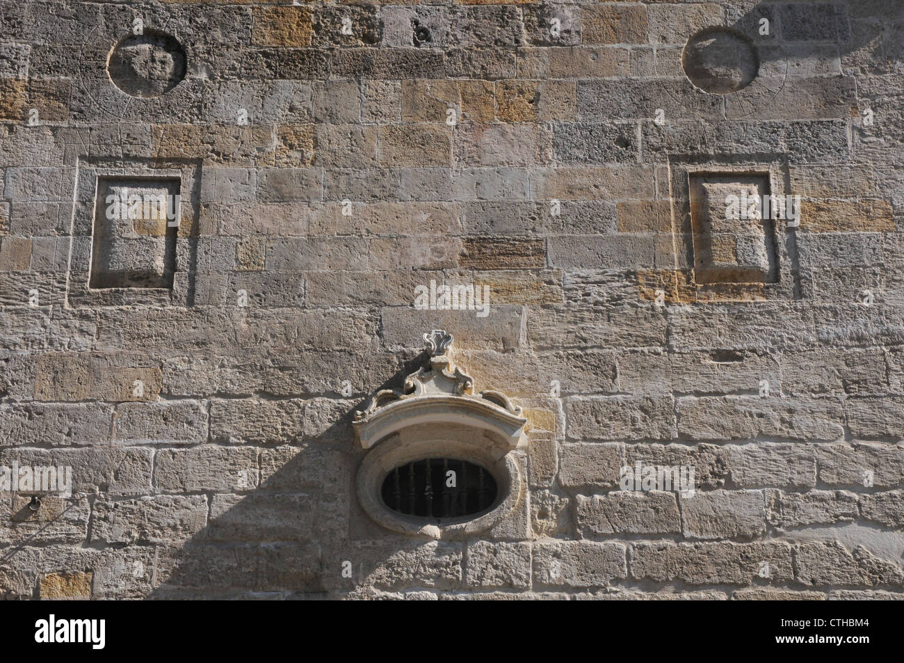 Volto umano da varie indipendenti forme di pietra e oggetti scavata nella parete della cattedrale, Siviglia, Spagna. Foto Stock