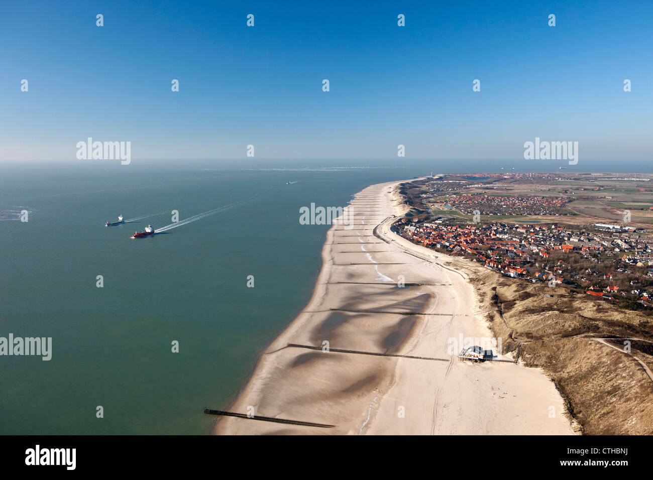 I Paesi Bassi, Zoutelande, Antenna di spiaggia con la bassa marea. Le navi da carico sul fiume chiamato Schelda occidentale sul loro modo di Antwerpen. Foto Stock