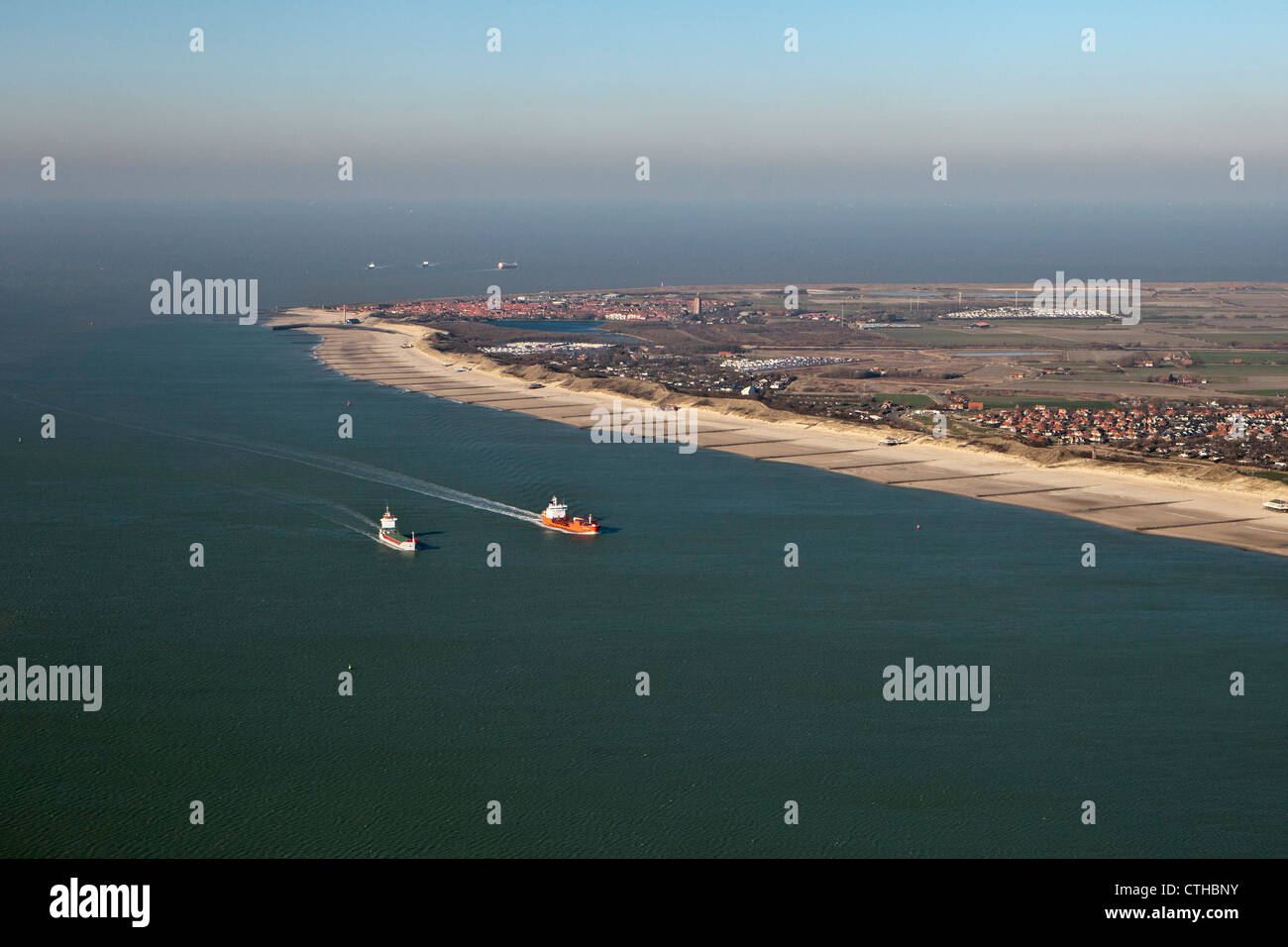 I Paesi Bassi, Westkapelle, Antenna di spiaggia con la bassa marea. Le navi da carico sul fiume chiamato Schelda occidentale sul loro modo di Antwerpen Foto Stock