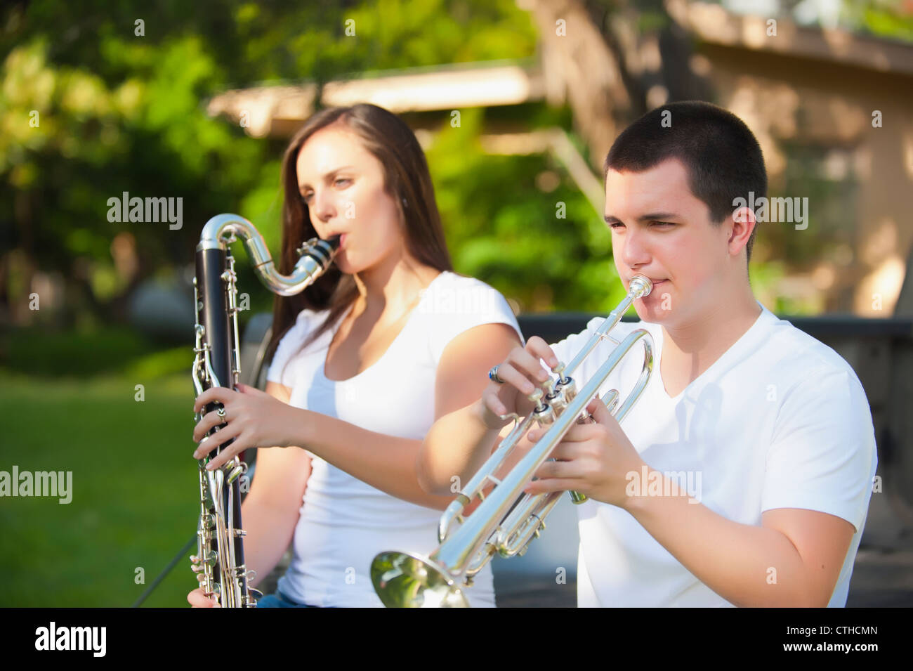Binovular, dizygotic gemelli, maschio e femmina, 17 anni caucasici, Texas, Stati Uniti d'America, suonare strumenti musicali di tromba e clarinetto Foto Stock