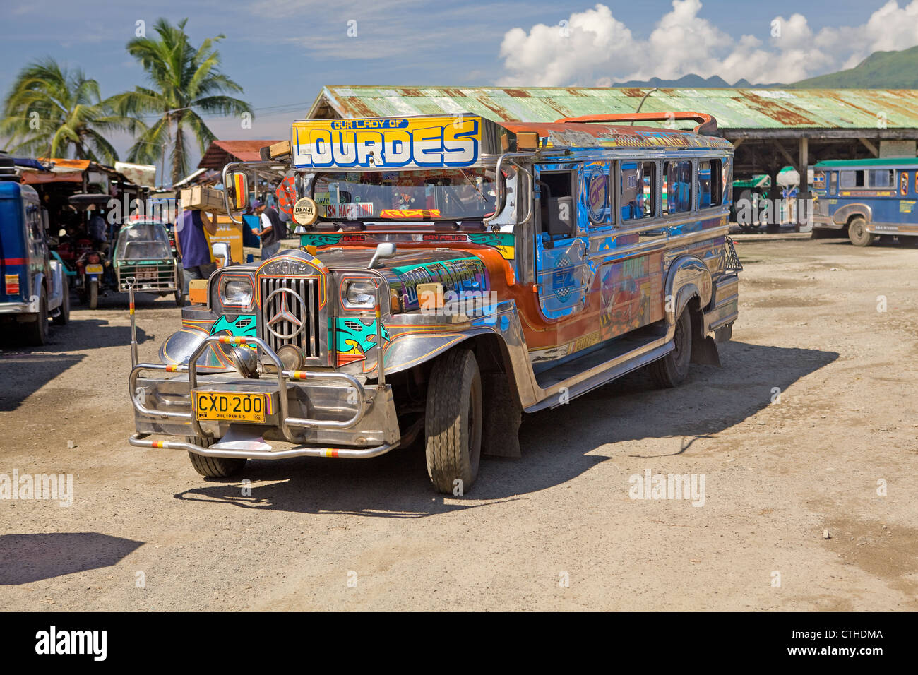 Questa seconda generazione di Jeepney è una comune forma di trasporto più solitamente verniciati nei colori selvaggi e disegni si vede in tutte le Filippine. Foto Stock