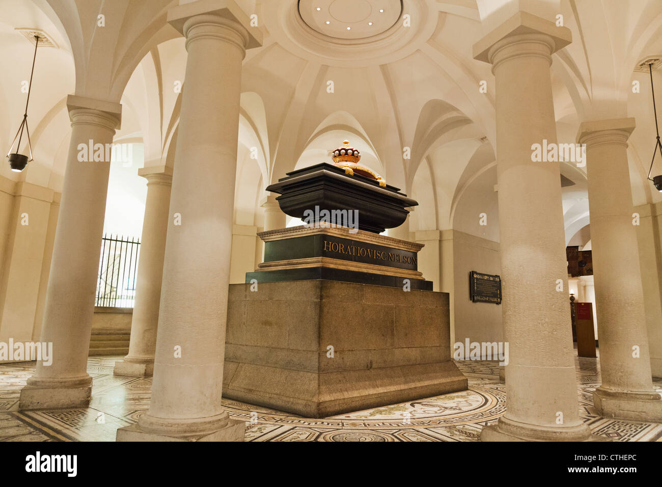 Inghilterra, Londra, la città, la Cattedrale di St Paul, Cripta, Nelson la tomba di Foto Stock