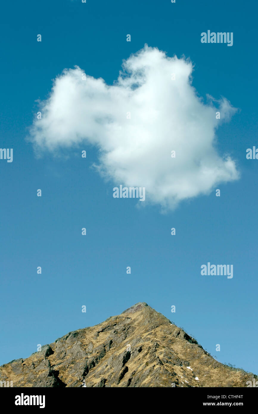 Montagna con po' di nuvole sulla parte superiore Foto Stock