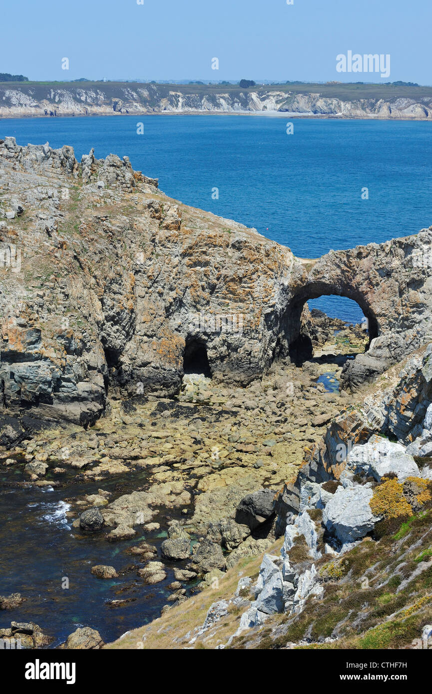 La formazione di roccia e arco naturale a causa di erosione di acqua château de Dinan A la Pointe de Dinan, Finistère Bretagna, Francia Foto Stock